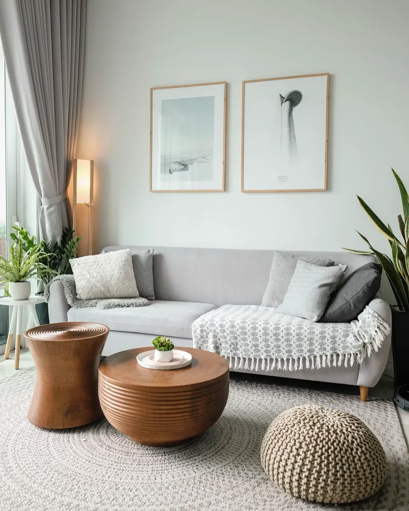 Pièce scandinave, bois pâle et textiles naturels