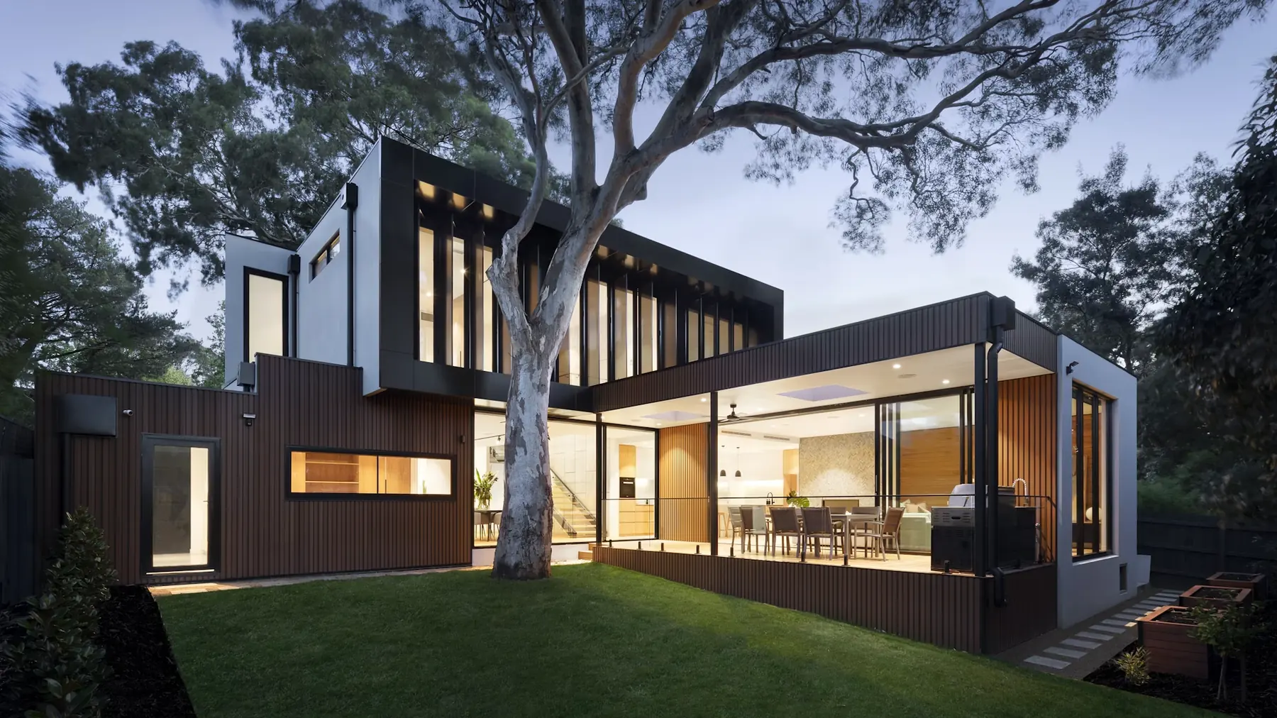 Maison contemporaine, patio et grandes baies sur le jardin