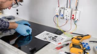 Brancher une plaque à induction : Guide complet pour un raccordement sécurisé