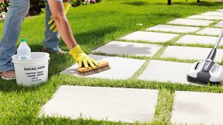Nettoyage des dalles gravillonnées : astuces et solutions naturelles efficaces